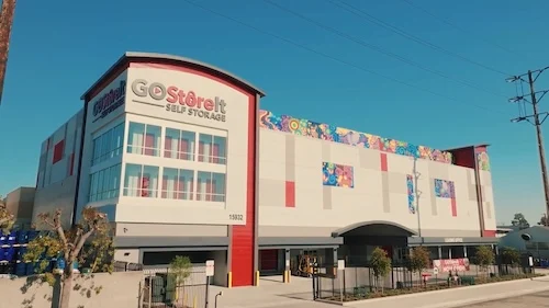 An exterior view of Go Store It Paramount
